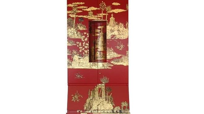 Ce meuble trumeau-bar « Grand Coromandel » représente l’amour de Fornasetti pour les jeux de mots, avec ce gallicisme trompeur. Initialement conçu pour Gio Ponti, il s’agit d’un meuble hybride entre buffet, bar et bureau.