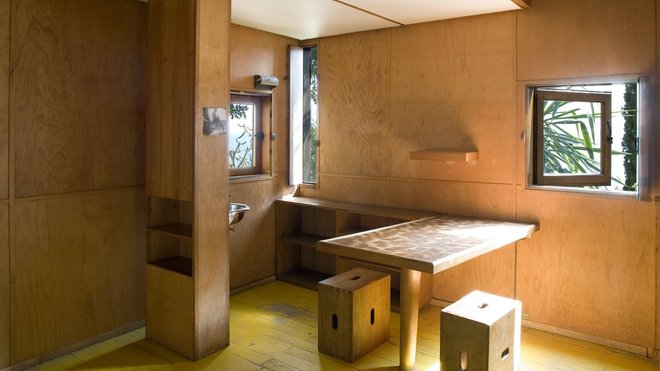 Dans cette « hutte en bois », pleine d’humanité tout le confort pour travailler, peindre et passer le temps avec des ouvertures qui cadrent de jolies vues sur la nature environnante.