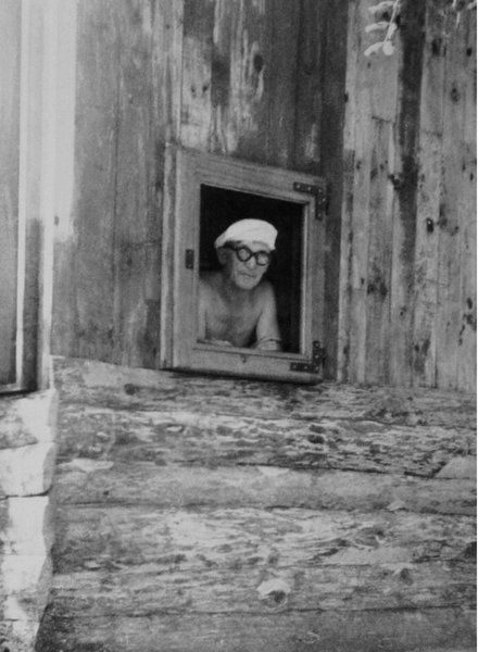 De l’extérieur, c’est une simple baraque à bardage de pin « sur un bout de rocher battu par les flots ».