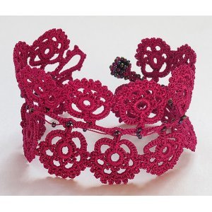 Bracelet Eda, double rang de motifs crochetés avec perles sur chaînette.