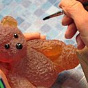 Le nounours Serge Mansau reçoit une finition à l’émail noir, pour marquer les détails des yeux et du nez. Selon les pièces, les détails sont réalisés à la main.