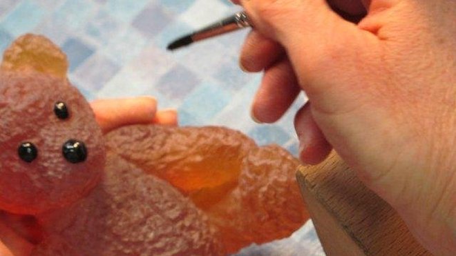 Le nounours Serge Mansau reçoit une finition à l’émail noir, pour marquer les détails des yeux et du nez. Selon les pièces, les détails sont réalisés à la main.