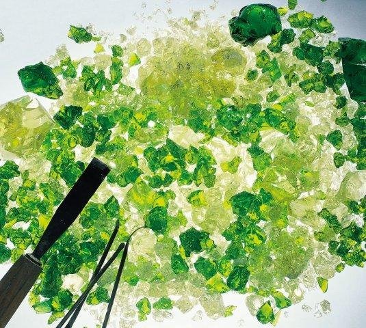 Le groisil sont des morceaux de cristal de différentes couleurs et formes, qui servent à remplier la partie creuse du moule en plâtre, une fois la cire perdue. Placé dans un four pendant 10 jours, le cristal fond pour prendre sa forme définitive.