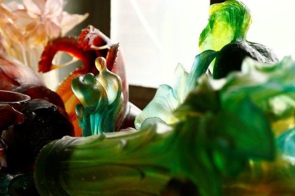 Avec les collections Florales, la pâte de verre apporte des nuances de couleurs, où la transparence permet des jeux de lumières. Inspirées par la nature, les œuvres possèdent une délicatesse dans leurs formes.