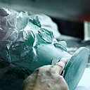 En guise de finition, l’intégralité de l’œuvre reçoit un polissage, pour lisser les surfaces et retirer les résidus éventuels. Une étape qui permet de vérifier la qualité de la matière et la répartition des couleurs.