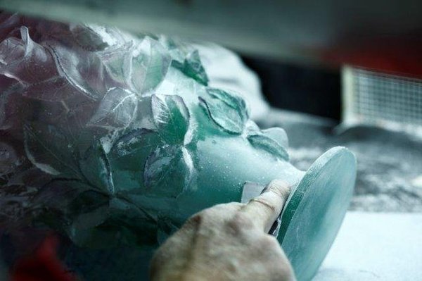 En guise de finition, l’intégralité de l’œuvre reçoit un polissage, pour lisser les surfaces et retirer les résidus éventuels. Une étape qui permet de vérifier la qualité de la matière et la répartition des couleurs.