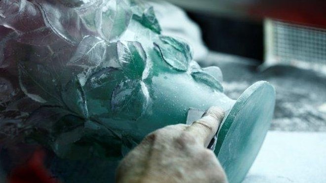 En guise de finition, l’intégralité de l’œuvre reçoit un polissage, pour lisser les surfaces et retirer les résidus éventuels. Une étape qui permet de vérifier la qualité de la matière et la répartition des couleurs.