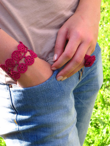 Bracelet Eda double  rehaussé parfois de perles et bague Belkis fuschia assortie.