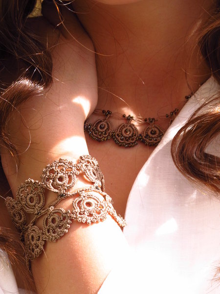 Collier Eda sable doré en fil rehaussé de perles et son bracelet double.