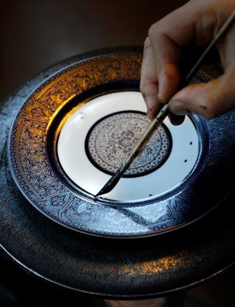 Privilégiant le travail fait à la main, la maison Haviland fait réaliser les détails en or, en platine ou en couleurs par des fileurs. Un souci du détail qui confère une luxueuse élégance à la porcelaine.