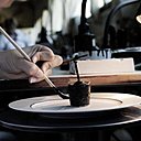 Afin d’obtenir un trait régulier sur le pourtour de l’assiette, les fileurs utilisent un appareil, qui permet de faire tourner l’assiette sur elle-même.