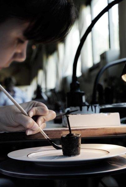 Afin d’obtenir un trait régulier sur le pourtour de l’assiette, les fileurs utilisent un appareil, qui permet de faire tourner l’assiette sur elle-même.