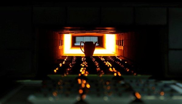 Après coulage de la pâte de porcelaine dans un moule, l’œuvre est entreposé pour sécher, avant de subir une première cuisson en dessous de 1 000°.