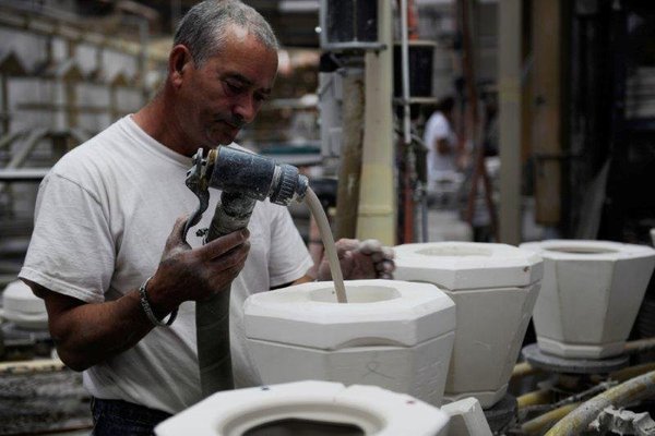 Issue d’une argile naturelle, la pâte de porcelaine est coulée dans des moules en plâtre. Une matrice sculptée à la main de l’œuvre désirée est d’abord réalisée, afin de créer un moule adapté au moindre détail.