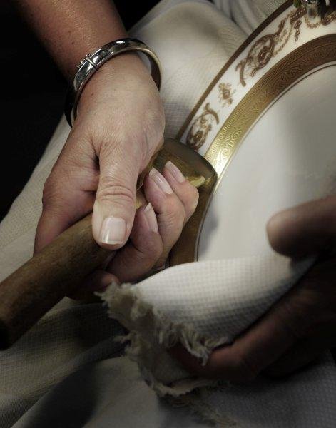 Réalisés à la main, les finitions à l’or sont soumises à une presse manuelle, afin d’obtenir un meilleur rendu. Le relief ainsi crée permet à la lumière de se refléter avec plus d’élégance.