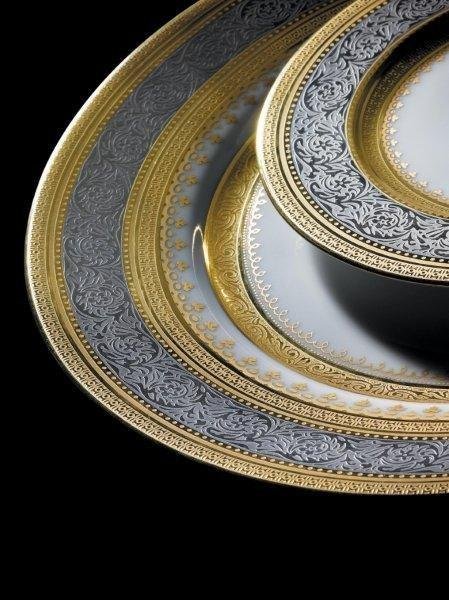 Avec raffinement, la collection Beauvallon s’orne d’un décor à l’or fin, dont les détails de réalisation sont réalisés avec minutie.