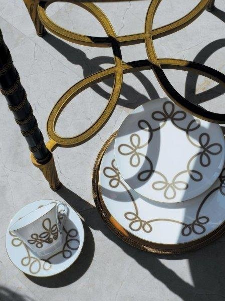 S’amusant avec les courbes du liseré, la collection Brandebourg Or présente des lignes graphiques, qui offrent un caractère moderne au vaisselier.