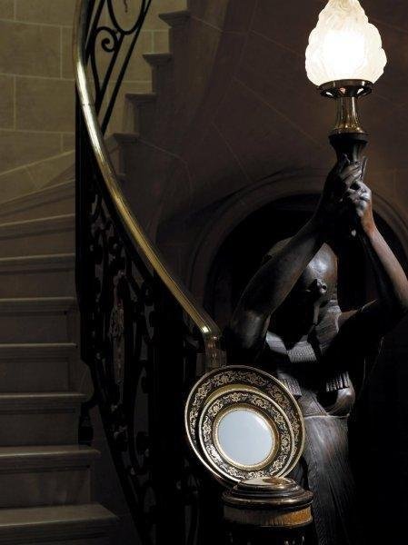 Du nom de Colbert, cette collection audacieuse joue sur la carte du luxe, où l’or est mis en valeur par un fond noir. Le centre blanc de la porcelaine permet de créer un puissant contraste avec son pourtour.