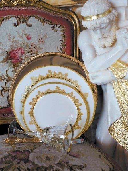 Opulente à souhait, la collection Feuille d’or est décorée à la main par des fileurs. Les incrustations sont à vingt-quatre carats, comme une invitation du luxe sur la table.