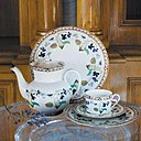 Du nom de l’impératrice Eugénie, cette collection d’Haviland joue sur les rinceaux végétaux, pour apporter de l’élégance à la table.