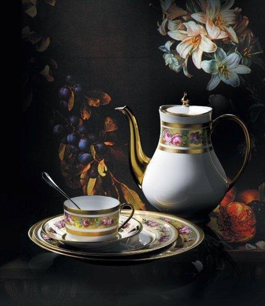 La collection Louis-Philipe présente une joli frise de rose sur le pourtour de ce service de table, où le rose contraste avec un fond doré.