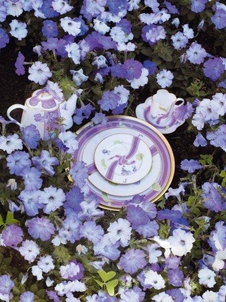 Avec beaucoup de féminité, la collection Olivia de Haviland s’orne d’un décor de rubans et de fleurs, où le raffinement du violet est une tendre évocation d’Autant en emporte le vent.