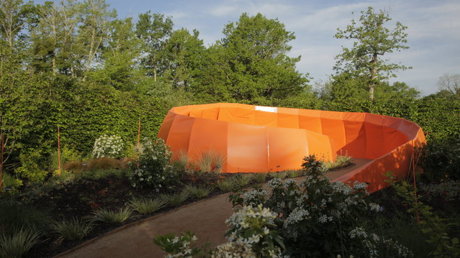 Au cœur de cette spirale intitulée « Orange mécanique », on goûte aux délices artificiels de l’orange, avec des effluves d’oranger du Mexique sans fruit mais à l’odeur particulier de fleur d’oranger. Une création franco-espagnole, pour se mettre dans la peau de l’orange, et offrir un contre-pied à sa culture intensive.
