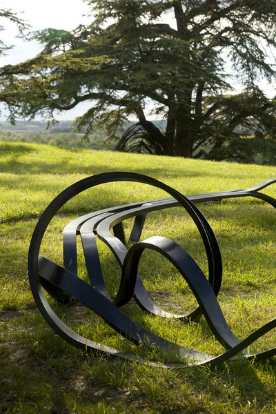 Les bancs fous, fous, fous, en acier courbé, de Pablo Reinoso ponctuent le parc du Gualoup.