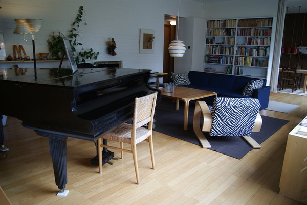 Le Armchair 400 de 1936 prend place devant la table basse MX800B, plus tardive, car datant de 1954. Artek.