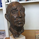 Architecte, dessinateur, urbaniste et designer finlandais, Alvar Aalto fut un adepte du fonctionnalisme et de l'architecture organique.