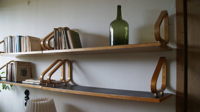 Dans la family room, l'étagère 112 A, éditée actuellement chez Artek en bouleau teinté dans 5 finitions.