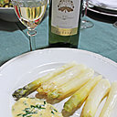 Idéal avec des asperges blanches sauce mousseline, un Blaye côtes de Bordeaux blanc.