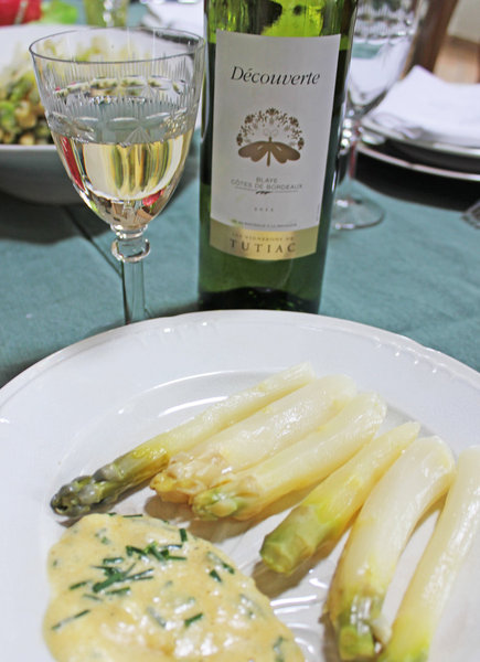 Idéal avec des asperges blanches sauce mousseline, un Blaye côtes de Bordeaux blanc.