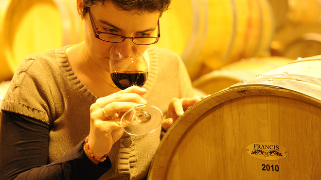 L'œnologue  Elodie Barrau détermine le rouge par une robe violine intense, profonde, pleine avec des tannins soyeux et veloutés sur une finale de fruits frais et de fraîcheur.