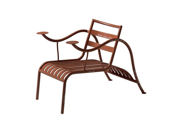 Jouant sur la courbure de ses lignes, la « Thinking Man’s Chair » de Jasper Morrison se fait l’écho d’une œuvre centrée sur la fonction. Cette chaise se veut comme un instant de relaxation, où ces deux plateaux servent à poser les boissons.