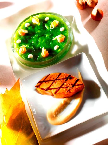 Belle alliance de couleurs, saveurs et températures pour le foie gras poché, puis légèrement grillé  et associé à un délicat concombre et quelques pois chiche.