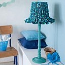 Abat-jour en tissu et papier de Mokette Olivier et Marie Batini, aux éditions Le Temps Apprivoisé.    Plis religieux pour cet adorable abat jour à droite en tissu Petit Pan pour chambre d'enfant.