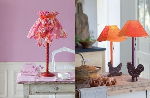 Juponné et raffiné, cet abat-jour à gauche en toile de Jouy sur carcasse à 6 branches se fronce au moment de son installation. Ambiance champêtre à droite pour ces lanternes  en papier fantaisie.