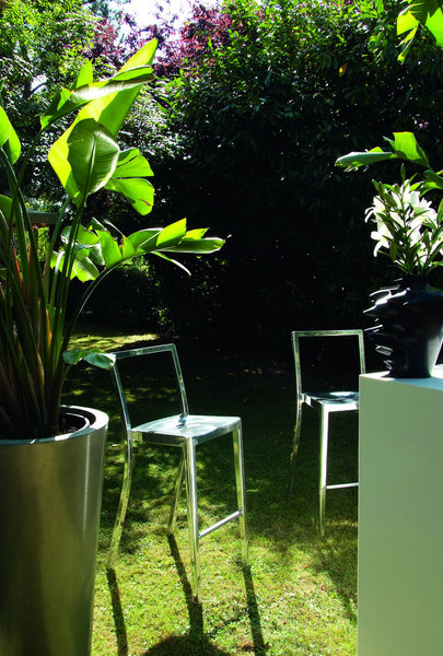 Design minimaliste et aérien pour l'espace bar meublé de tabouret Icon en aluminium poli, Philippe Starck pour Emeco.