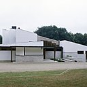 Entre espace privé, espace public et espace de service, la maison de Louis Carré est l’unique construction d’Alvar Aalto en France. Conçu en 1957, le bâtiment s’intègre au paysage, grâce notamment à son toit en pente qui reprend la déclivité du terrain.