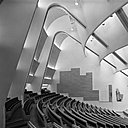 L’Université Technologique d’Helsinki fut réalisé en trois composantes par Alvar Aalto en 1956. L’auditorium principal incarne la courbure du bâtiment, où l’accent est mis sur la chaleur de la matière et celle de la forme.
