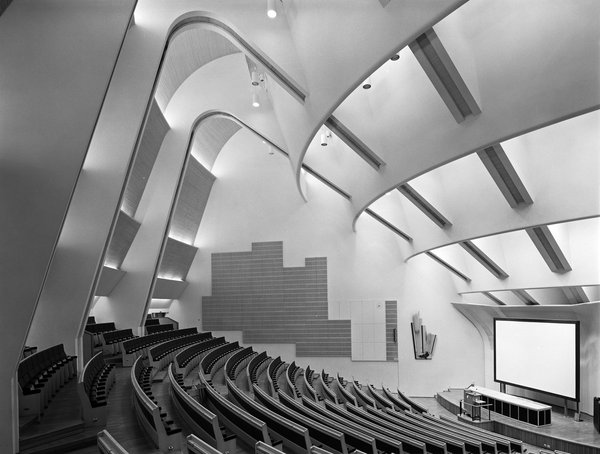 L’Université Technologique d’Helsinki fut réalisé en trois composantes par Alvar Aalto en 1956. L’auditorium principal incarne la courbure du bâtiment, où l’accent est mis sur la chaleur de la matière et celle de la forme.
