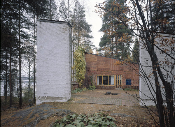 En 1952, Alvar Aalto réalise une maison expérimentale sur l’île de Muuratsalo, domicile d’été pour le couple qu’il forme avec Elissa Mäkiniemi. Il s’agit d’un centre expérimental, ou l’architecte s’essaye à des recherches grandeur nature.