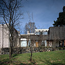 Situé dans la banlieue d’Helsinki, la maison d’Alvar Aalto reprend ses principes architecturaux, dans une conception chaleureuse et épurée. Fonctionnelle, la maison se scinde en deux espaces : un pour le travail et un pour la vie familiale.