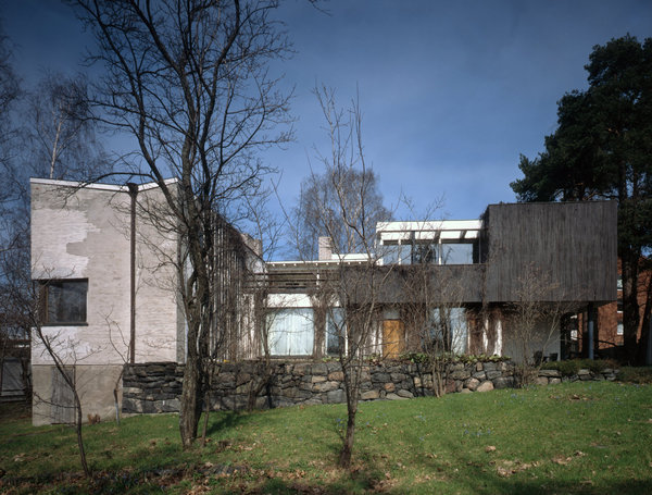Situé dans la banlieue d’Helsinki, la maison d’Alvar Aalto reprend ses principes architecturaux, dans une conception chaleureuse et épurée. Fonctionnelle, la maison se scinde en deux espaces : un pour le travail et un pour la vie familiale.