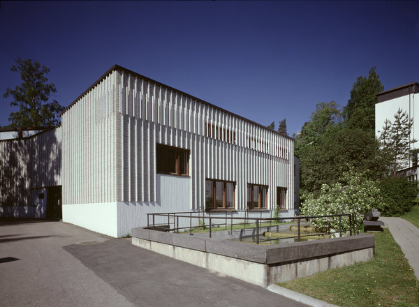 Aujourd’hui musée dédié à Alvar Aalto, ce bâtiment fut conçu en 1955, pour abriter son propre bureau. Largement ouverte sur la cour pour obtenir un éclairage naturel optimal, l’architecture reprend la forme d’une douce courbe.