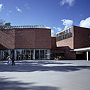 Construite par Alvar Aalto en 1956, l’université de Jyväskylä présente un parement de brique rouge, dans une prédilection pour les matières naturelles. L’architecte soit créer une rupture avec le verre et l’acier, qu’il juge d’une esthétique trop froide.