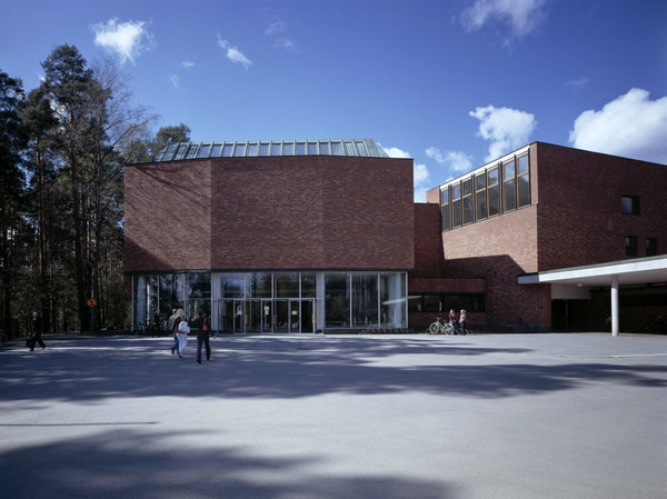 Construite par Alvar Aalto en 1956, l’université de Jyväskylä présente un parement de brique rouge, dans une prédilection pour les matières naturelles. L’architecte soit créer une rupture avec le verre et l’acier, qu’il juge d’une esthétique trop froide.