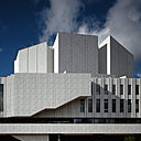 Salle de concert et centre de conférence à Helsinki, le palais Finlandia fut conçu par Alvar Aalto lors de la réalisation de son plan d’urbanisme pour la refonte du centre-ville. La noblesse de l’architecture est marquée par un parement extérieur en marbre blanc de Carrare.
