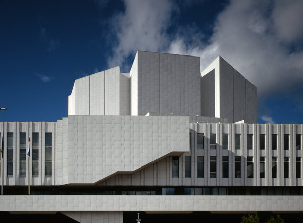 Salle de concert et centre de conférence à Helsinki, le palais Finlandia fut conçu par Alvar Aalto lors de la réalisation de son plan d’urbanisme pour la refonte du centre-ville. La noblesse de l’architecture est marquée par un parement extérieur en marbre blanc de Carrare.